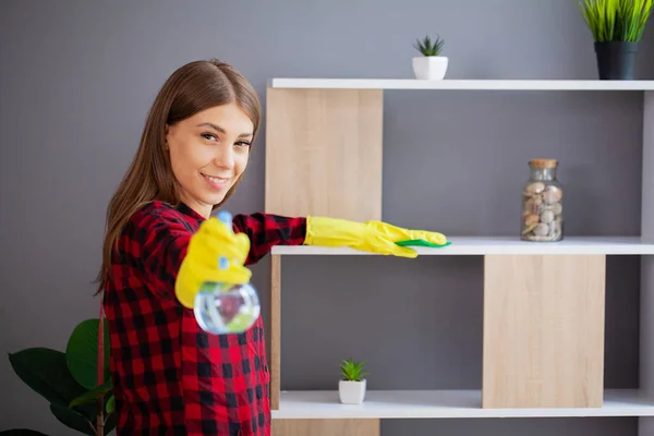 Una Giovane Donna Detergente Professionale Pulisce Ufficio Moderno — Foto Stock