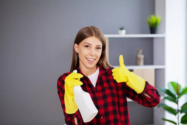 Genç Profesyonel Bir Temizlikçi Kadın Modern Bir Ofisi Temizliyor — Stok fotoğraf