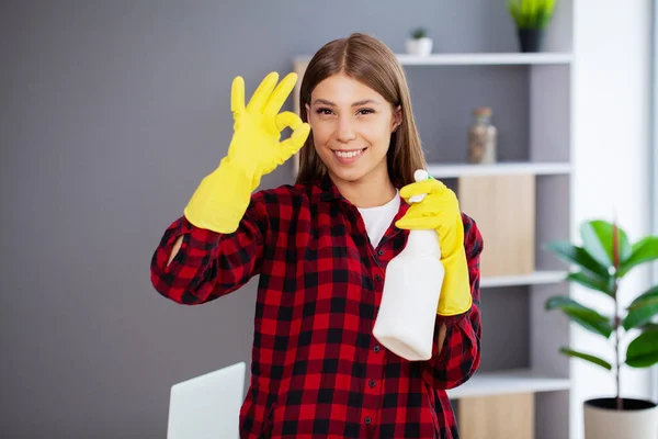 Portret Szczęśliwej Pracowniczki Sprzątającej Nowoczesne Biuro — Zdjęcie stockowe