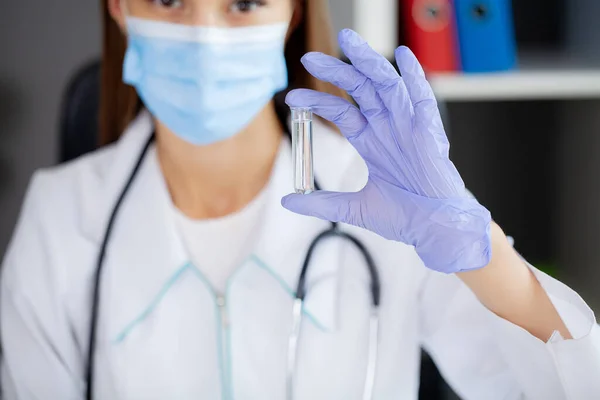 Médico Segurando Tubo Teste Para 2019 Ncov Analisando — Fotografia de Stock