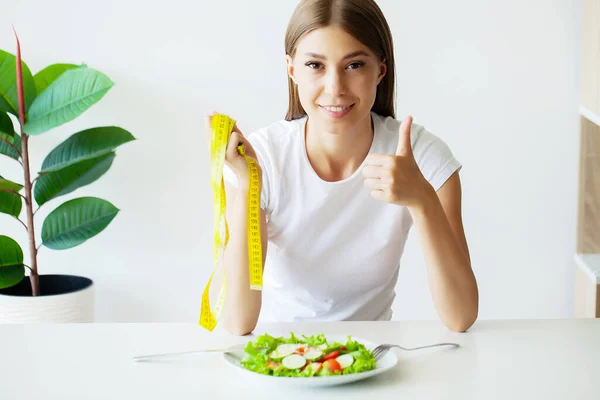 Mulher Jovem Feliz Comendo Salada Saudável Sentada Mesa — Fotografia de Stock