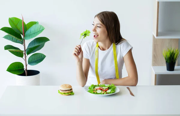 Ung Och Glad Kvinna Äter Hälsosam Sallad Sittande Bordet — Stockfoto
