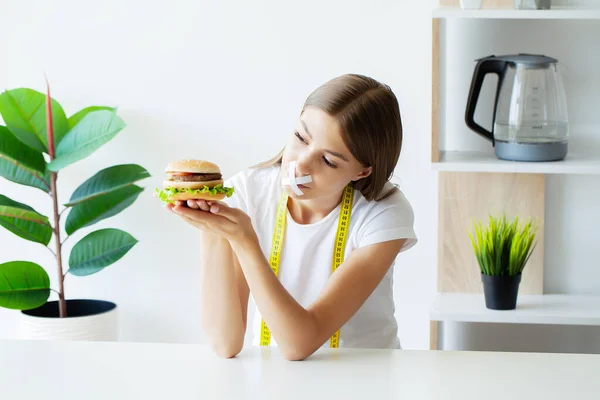 Frau Mit Verklebtem Mund Sitzt Einem Tisch Mit Fast Food — Stockfoto