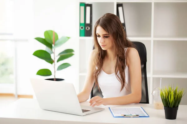 Genç Güzel Bir Kadını Modern Ofiste Dizüstü Bilgisayarla Çalışıyor — Stok fotoğraf