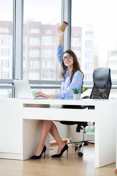 若いです美しいビジネス女性作業上のラップトップで明るい現代オフィス — ストック写真