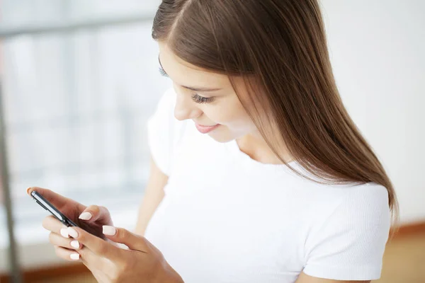 Ung Kvinna Håller Smartphone Skriva Meddelande Chatta Med Vänner Sociala — Stockfoto