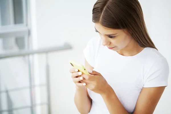 Ung Kvinna Håller Smartphone Skriva Meddelande Chatta Med Vänner Sociala — Stockfoto