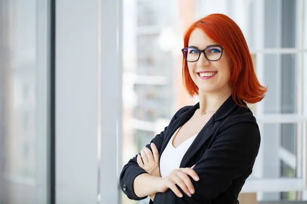 Smiling Woman Freelancer Red Hair Working Laptop — Stock Photo, Image