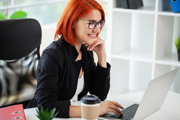 Gülümseyen Kadın Kızıl Saçlı Dizüstü Bilgisayarla Çalışan Serbest Çalışan — Stok fotoğraf