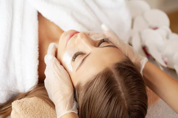 Beautiful Girl Has Facial Massage Beauty Clinic — Stock Photo, Image