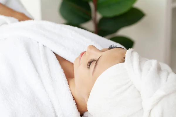 Belle Fille Massage Facial Dans Une Clinique Beauté — Photo