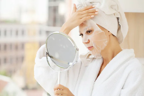 Fröhliche Frau Mit Einem Handtuch Auf Dem Kopf Gesichtsmaske Saubere — Stockfoto