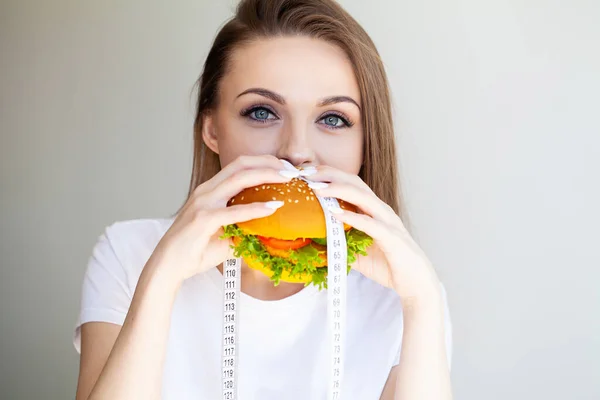 Donna Con Hamburger Metro Nastro Durante Dieta — Foto Stock