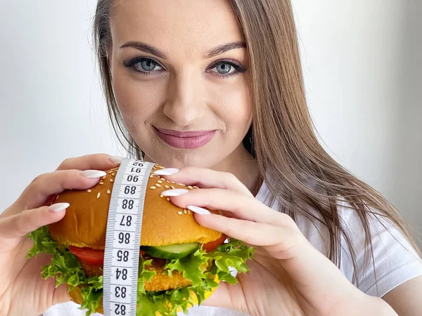 Mulher Com Hambúrguer Fita Métrica Durante Dieta — Fotografia de Stock