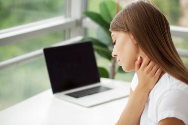 Esmer kadının ofiste boynu ağrıyor..