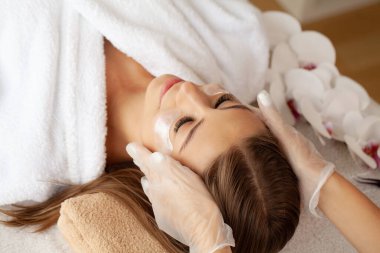 Güzellik salonunda masaj yaptıran genç bir kadının yakın çekimi..