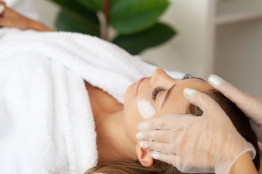 Güzellik salonunda masaj yaptıran genç bir kadının yakın çekimi..