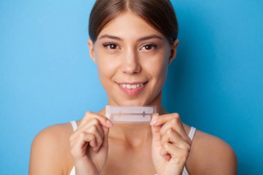 Sağlıklı Beyaz Dişler, Güzel Gülümseyen Kız Diş Beyazlatan Şerit Tutan Kız