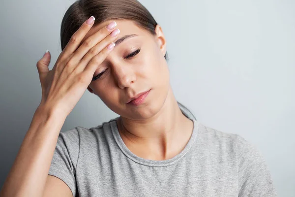 Ung Trött Kvinna Känner Huvudvärk Och Håller Platsen För Smärta — Stockfoto
