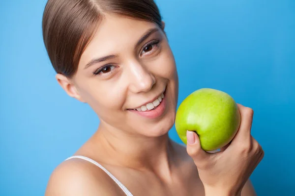 Friska Vita Tänder Porträtt Sportig Leende Kvinna Med Grönt Äpple — Stockfoto