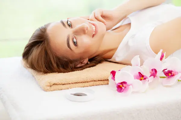 Młoda Kobieta Dostaje Zabieg Masażu Spa Salonie Piękności — Zdjęcie stockowe
