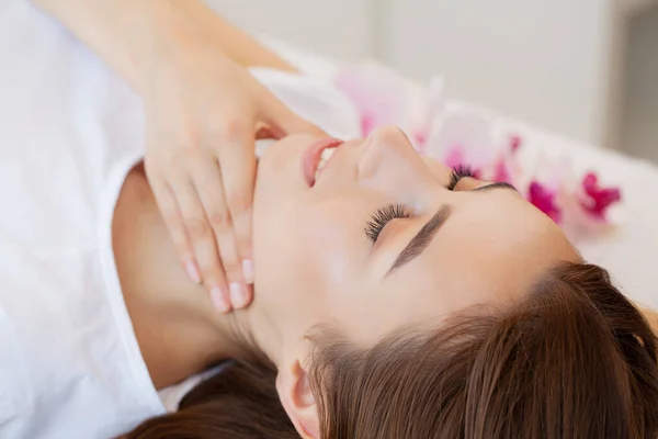 Young Woman Getting Spa Massage Treatment Beauty Spa Salon — Stock Photo, Image