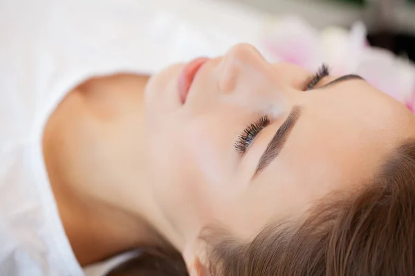 Junge Frau Bekommt Wellness Massage Schönheitssalon — Stockfoto