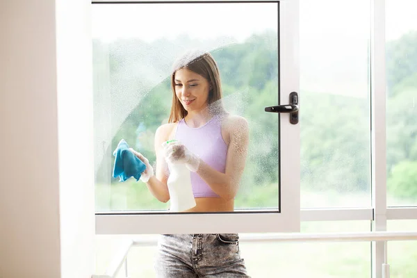 Retrato Vidro Limpeza Empregada Doméstica Jovem Feliz Com Esponja — Fotografia de Stock