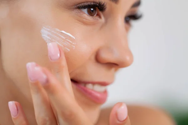 Hautpflege Frau Verwendet Hautpflegeprodukte Hause Hellen Badezimmer Stockbild