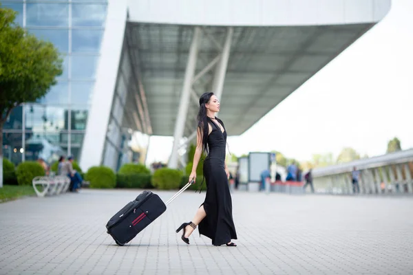 Empresária Elegante Com Bagagem Aeroporto — Fotografia de Stock
