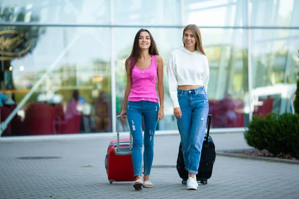 Zwei Geschäftsfrauen Mit Koffern Flughafennähe Stockbild
