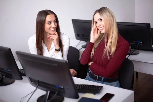 Två Hårt Arbetande Unga Kvinnliga Företagare Som Arbetar Tillsammans — Stockfoto