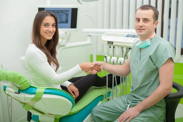 Eine Frau Lässt Zähne Beim Zahnarzt Untersuchen — Stockfoto