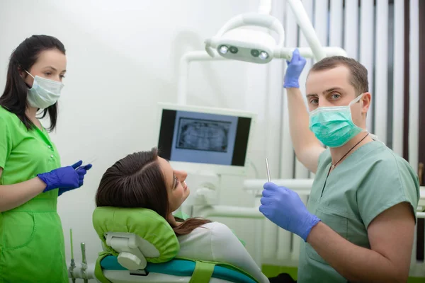 Eine Frau Lässt Zähne Beim Zahnarzt Untersuchen — Stockfoto