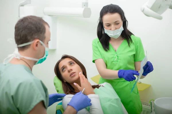Mulher Bonita Ter Tratamento Dentário Dentista — Fotografia de Stock