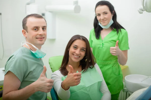 Portret Uśmiechniętych Dentystów Klinice Stomatologicznej — Zdjęcie stockowe