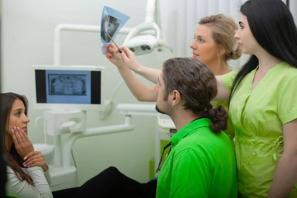 妇女坐在医疗中心的牙科椅子上 而专业医生在修理她的牙齿 — 图库照片