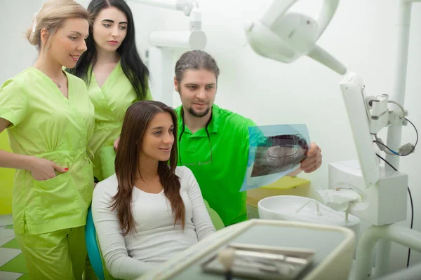Mulher Bonita Ter Tratamento Dentário Dentista — Fotografia de Stock