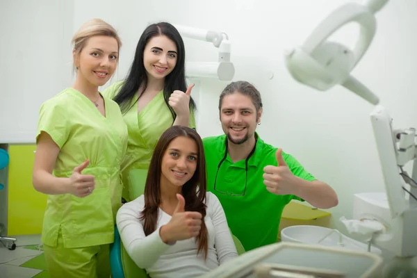 Portret Uśmiechniętych Dentystów Klinice Stomatologicznej — Zdjęcie stockowe