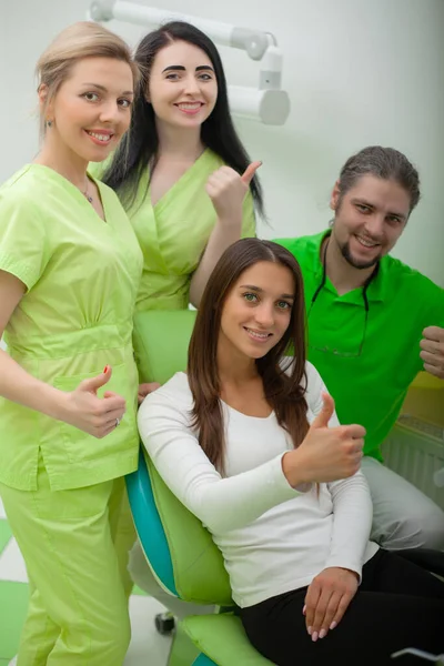 Красива Молода Жінка Має Стоматологічне Лікування Стоматолога — стокове фото