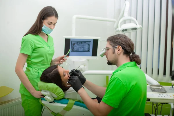 Mooie Jonge Vrouw Met Tandheelkundige Behandeling Bij Tandarts — Stockfoto