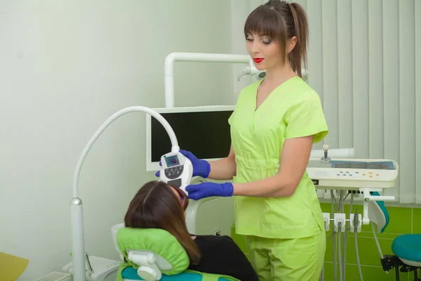 Mujer Sentada Silla Dental Centro Médico Mientras Médico Profesional Fija —  Fotos de Stock