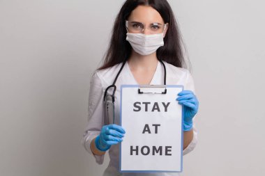 Doktor evde yazılı bir kağıt tutuyor..