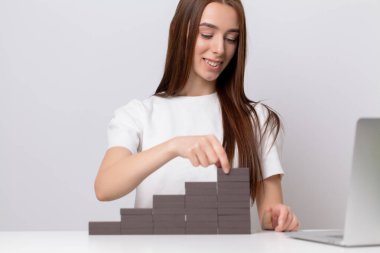 Ahşap blokları merdiven gibi dizen kadın.