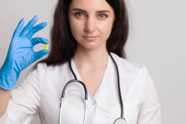 Female Doctor Holding Pills Prescribed Patient Treatment — Stock Photo, Image