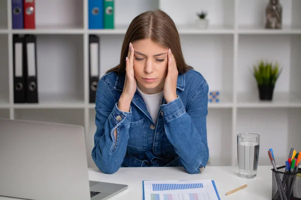 Mooie Jonge Vrouw Gevoel Sterke Hoofd Pijn — Stockfoto