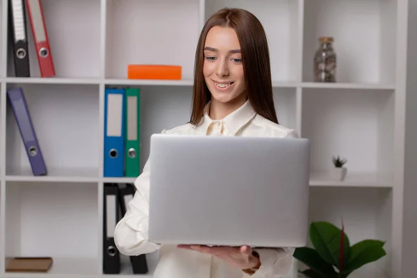 使用电脑笔记本电脑工作的女商人全神贯注 面带微笑 — 图库照片