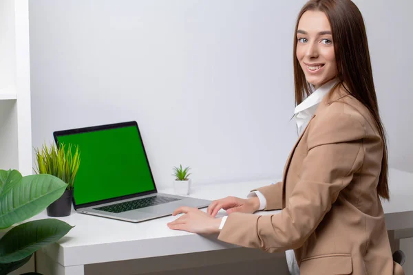 Affärskvinna Arbetar Med Dator Bärbar Dator Koncentrerad Och Ler — Stockfoto