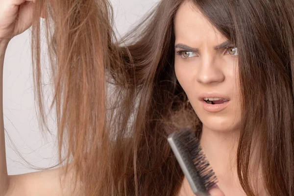Junge Frau Mit Kamm Sorgt Sich Haarausfall — Stockfoto