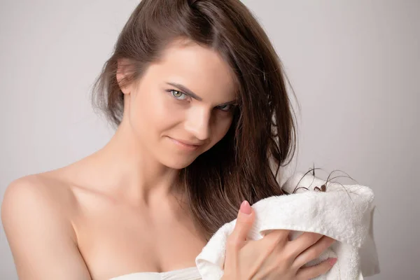 Junge Hübsche Frau Wischt Sich Nach Dem Duschen Mit Einem — Stockfoto